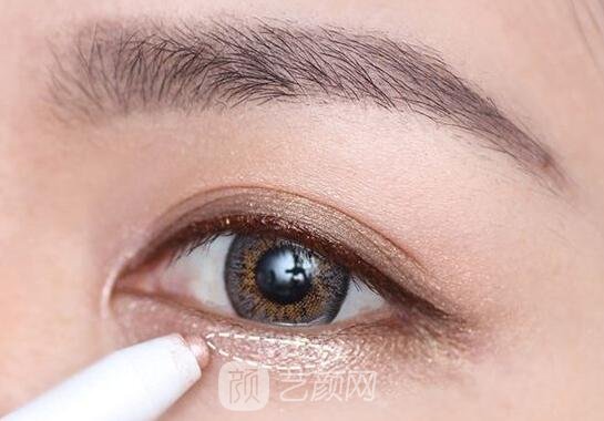 卧蚕的产生会使整个人看起来年轻不少,楚楚动人