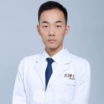 何斌