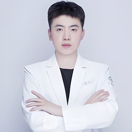 李嘉伟