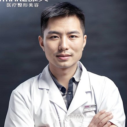 尹伟力